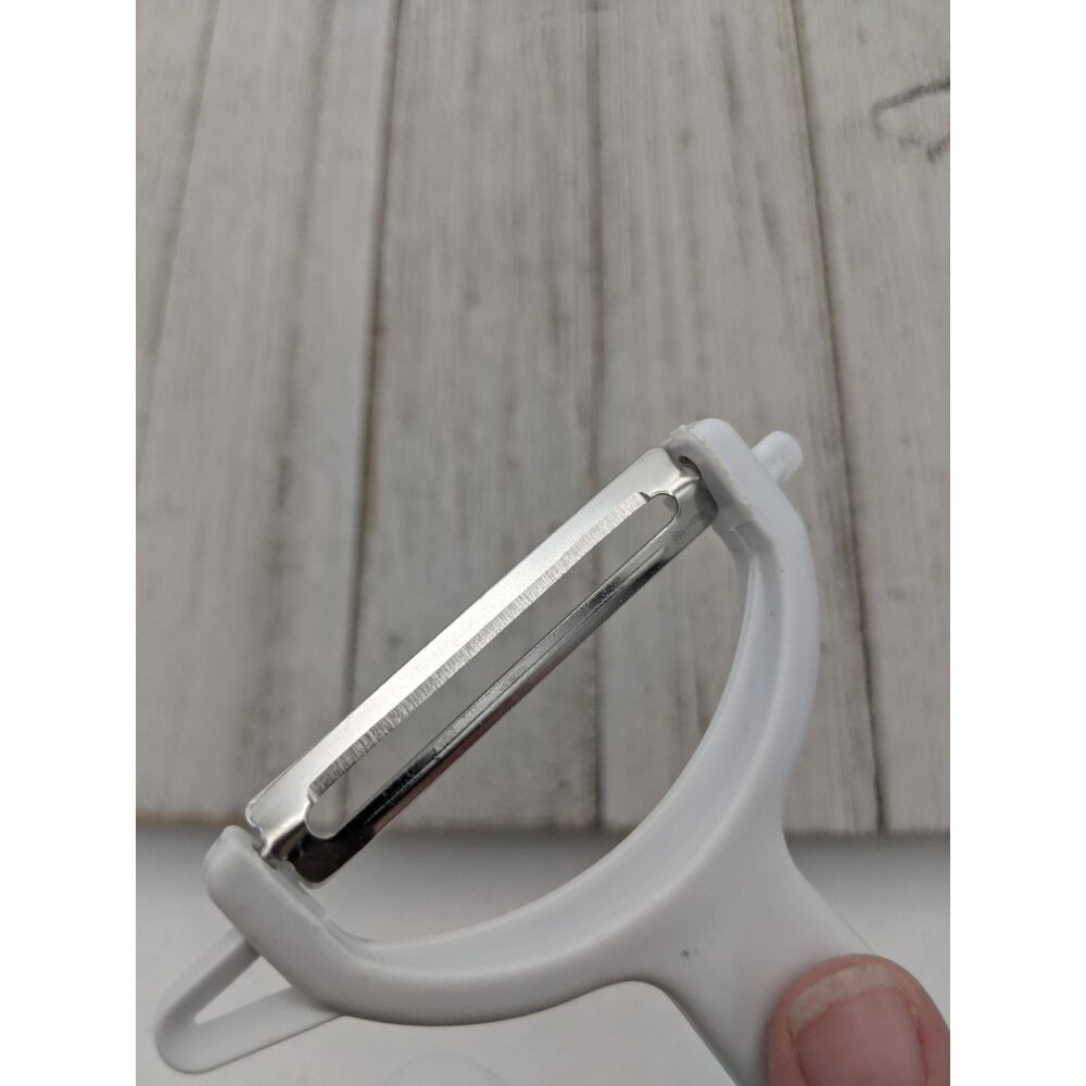 Stainless Steel Floating Blade Vegetable Potato Peeler White Handle 6" - Picture 7 of 7